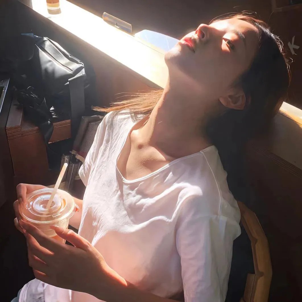 举杯畅饮的姐姐们